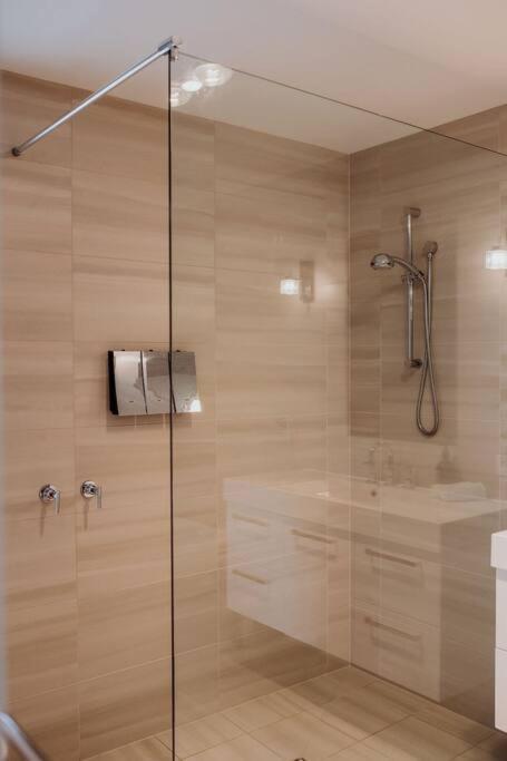 Apartment On James Бичено Экстерьер фото